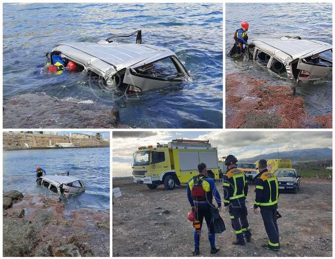 Bomberos supervisan el vehículo semisumergido en los riscos de la playa de Silva/TA.